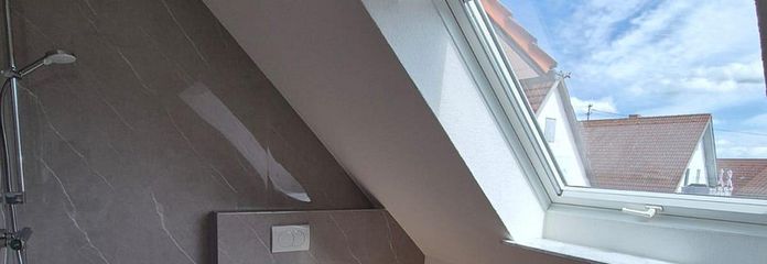 Frisch renovierte 5-Zi.-DG-Wohnung | Balkon | EBK | 85 m² | Schwäbische Alb | provisionsfrei – Bad