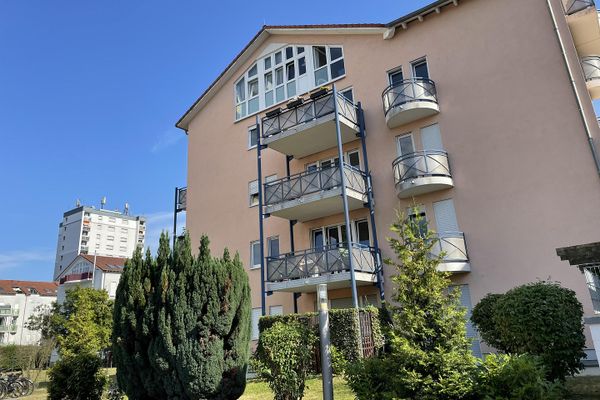 Gepflegte 2-Zimmer-Wohnung mit Balkon, Einbauküche, Stellplatz & Aufzug in Maintal-Dörnigheim