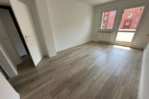 Disponibile dal 1.12.26 - 1º piano / balcone esposto a sud / laminato / bagno con finestra / ...a Reichenbrand!