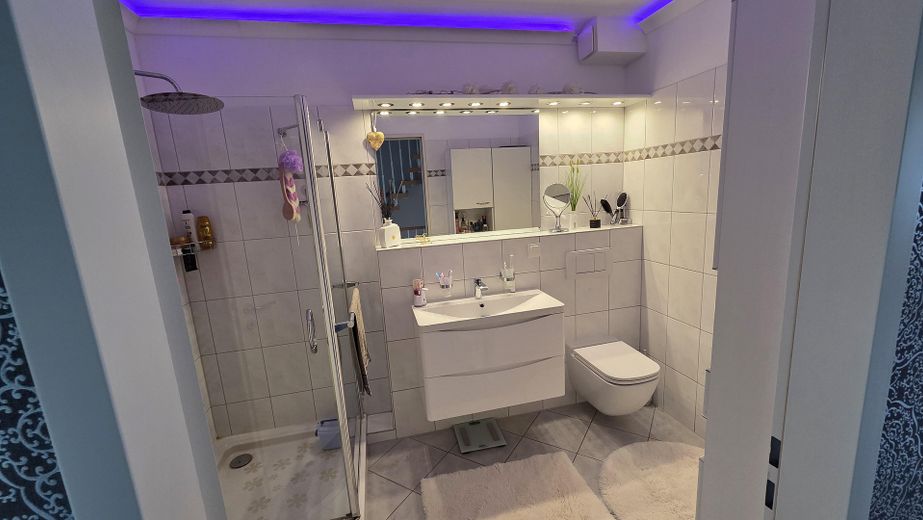 Modern rijtjeshoekhuis in Barsbüttel (hoofdkern)  met parkeerplaats in ondergrondse garage | – Bad 1 OG 