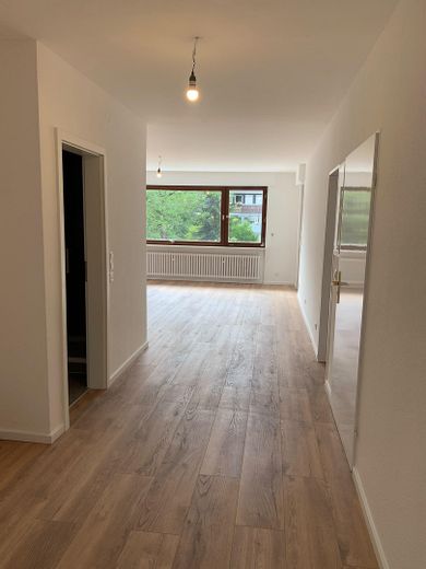 Gruntownie odnowione mieszkanie 3-pokojowe w Neu-Isenburg z balkonem – Flur