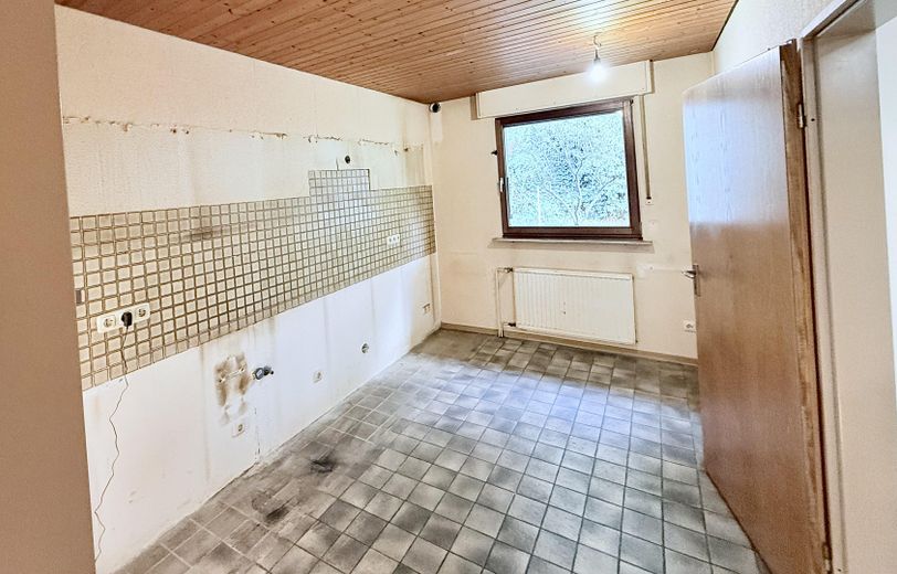 Yenilikler için sağlam bir temel - Modernize edilecek ebeveyn evi – Küche Blick Vorgarten