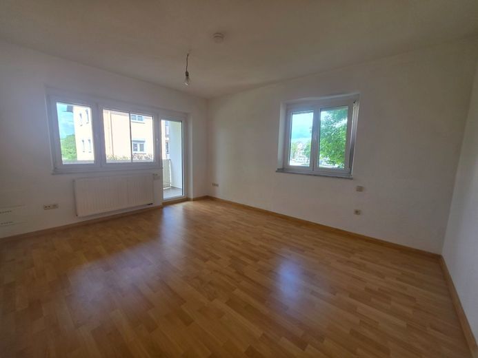 Großzügige 3-Zimmer-Wohnung mit zwei Balkonen und Keller in attraktiver Lage – Wohnzimmer