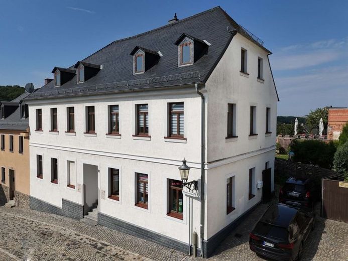Vielseitiges Wohn- und Geschäftshaus mit Gewerbe & 2 Wohnungen – Photo 1
