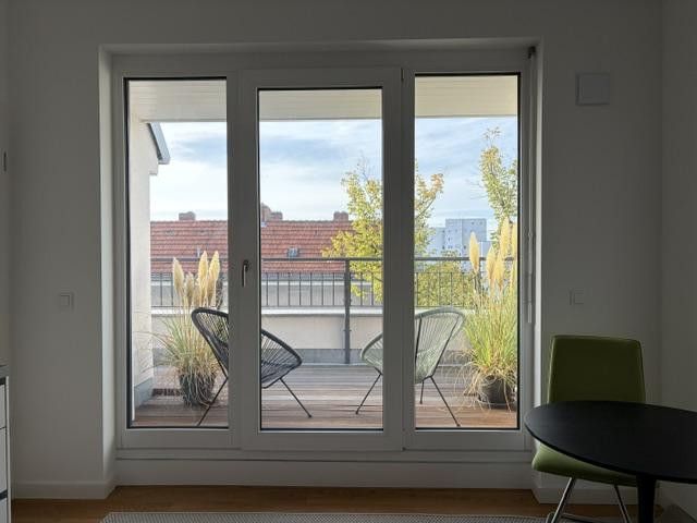 Obra nueva: Ático con terraza orientada al sur y cocina equipada - en Reinickendorf/Mitte – Terrasse Zugang von der Küche 