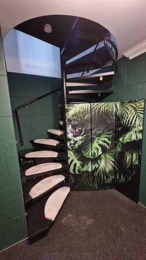 Abstellfläche unter Treppe