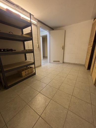 Einfamilienhaus auf großem Grundstück – Weinkeller ?