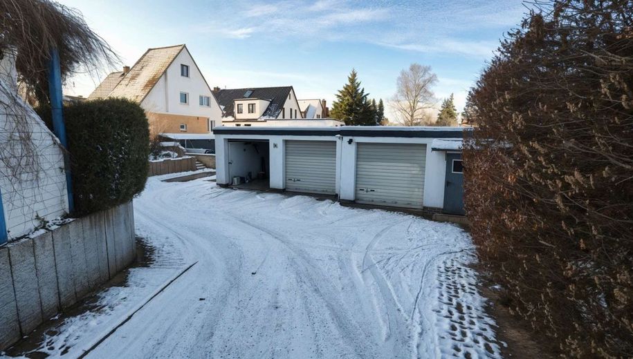 Uetze - Renditeimmobilie - 4-Familienhaus + Doppelhaushälfte + 3 Garagen – Garagen und Stellplätze
