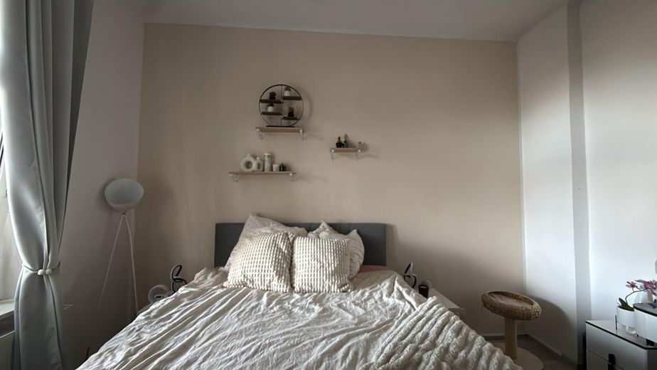 Immeuble ancien à aimer – appartement lumineux de 2 pièces avec balcon et garage dans un emplacement privilégié en centre-ville – Schlafzimmer