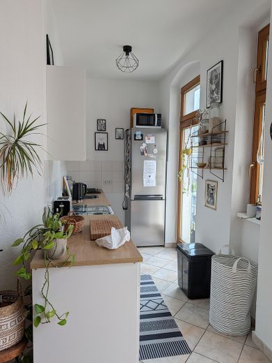 Provisionsfrei: Helle, bezugsfreie 2-Zimmer Altbauwohnung mit Südwest-Balkon im Florakiez – Photo 4