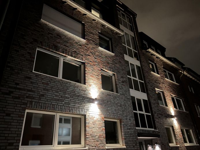 Luxuswohnung ,Hochparterre, mitten im Kreuzviertel – Das Haus bei Nacht