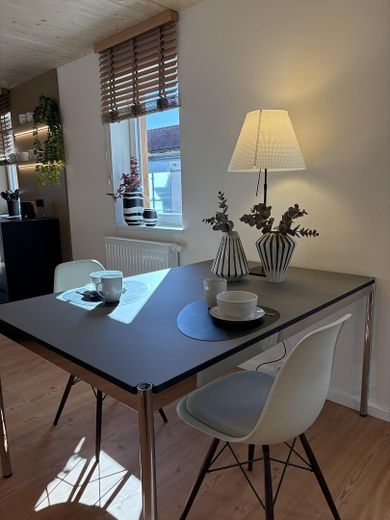 Komfort-Loft in Toplage mitten im Zentrum von Erlangen – Großer Tisch USM