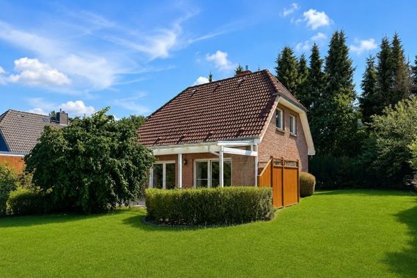 Dom jednorodzinny z pełnym podpiwniczeniem, garażem i pięknym ogrodem w Dassendorf