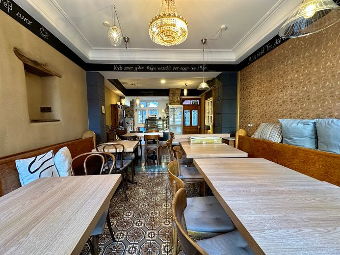 Accogliente caffè di paese cerca un gestore cordiale – Blick Terrasse in Innenraum