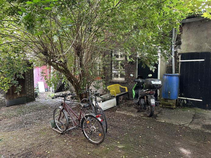 "Tradition trifft Innovation" - Vielseitig nutzbares Haus im idyllischen Backyard in Dortmund – Ansicht Hoffläche