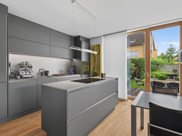 Residenza architettonicamente affascinante con giardino, terrazze e area wellness – Foto 1