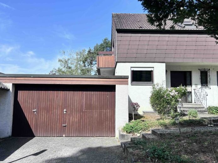 73207 Plochingen: DHH mit schönem Grundstück. Halbhöhenlage. Große Garage. 2 Stellplätze. Frei. – Foto 1