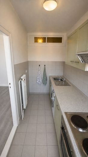 Leerstehende möblierte Wohnung nahe Innsbrucker Platz - direkt einziehen! – Küche mit Waschmaschine