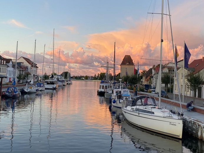mit Charme, Garten & Wasserspiel – 160 m² - 105 qm Dachboden – 100 m zu diesem Hafen