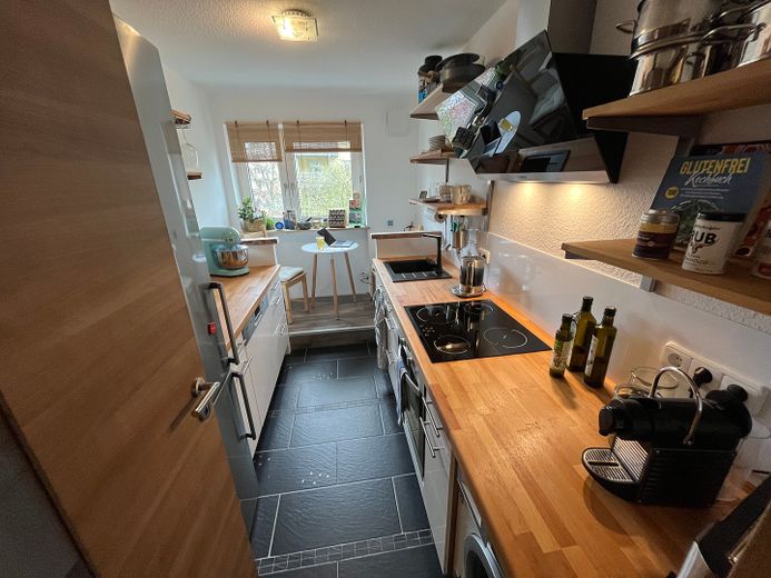 Super gelegene, top moderne 3-Z-W mit gr. Balkon zu verkaufen – moderne Küche mit Sitzecke
