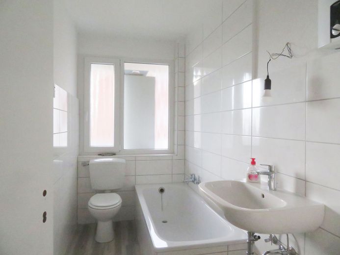 Freundliche 2,5-Zimmer-Wohnung mit Balkon – Bad