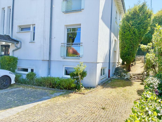 Neu renovierte EG-Wohnung mit Garten, Terrasse und Stellplatz in Neu-Anspach – Außenansicht Wohnung + Stellpl