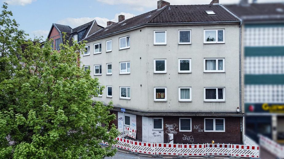 Modernisiertes MFH mit 13 Wohnungen und solider Ertragsbasis in zentraler Lage von Neumünster – Frontansicht