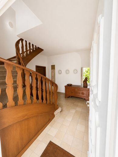 Spacious garden apartment with an exceptional living area, terrace, and direct views of greenery – Hausflur
