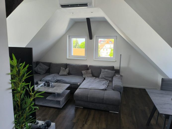 Neubau (BAFA/KfW) 85m² 2,5 ZKB helle DG-Wohnung, 2 begehbare Kleiderschränke, 3fach Verglasung – Wohnzimmer mit Klimaanlage
