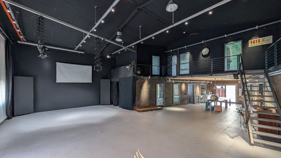 Einzigartig im Umkreis: 278m² Design-Loft-Halle + 100m² Büro-Obergeschoss, genehmigt als Wohnraum – Halle