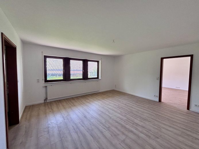 Erstbezug nach Renovierung: Gemütliche 2 Zimmer Wohnung mit eigenem Eingang und Garten in Gültlingen – Wohn-& Esszimmer