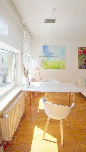 15% RENDITE: 4 VOLLMÖBLIERTE SMART-HOMES IN CITY-BESTLAGE – Großer Ess-/Arbeitstisch
