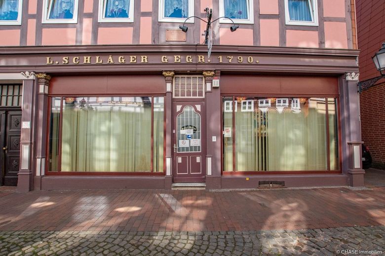 Renovierungsbedürftiges Ladenlokal in guter Lage der Hamelner Altstadt - TOP Gelegenheit! – Frontansicht - Eingang