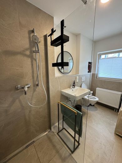 Voll möbliert: Brandneue, liebevoll eingerichtete Wohnung mit großer Terrasse und Garten in Dresden – Badezimmer