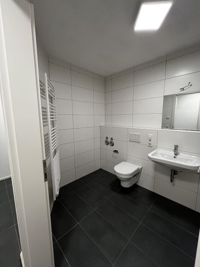 Licht 2-kamerappartement met balkon, inbouwkeuken & ondergrondse parkeerplaats in Ingolstadt – Bad