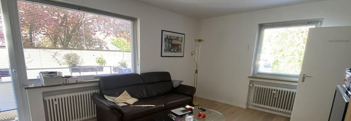 Bezugsfreie 2-Zimmer-Eigentumswohnung mit TG in ruhiger Lage nahe Englischem Garten – Wohnzimmer