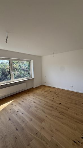 Komplett saniert: 3 Zimmer, Echtholzparkett, großer Balkon, Wärmempumpe – provisionsfrei – Wohnzimmer