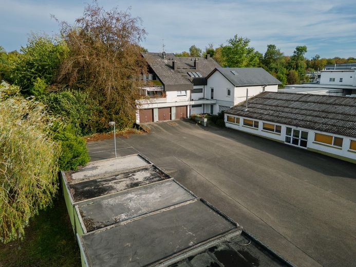 Großes Gewerbegrundstück in Umkirch: Bestand mit 6 Einheiten + Lagerhalle + Entwicklungsfläche – Ansicht Garagen, Halle, Wohnha