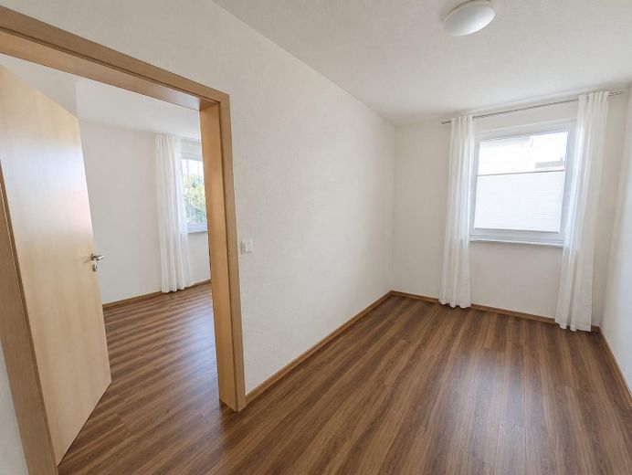 Piso en propiedad, apto para familias, en 2 plantas con carácter de casa y jardín propio – Zimmer