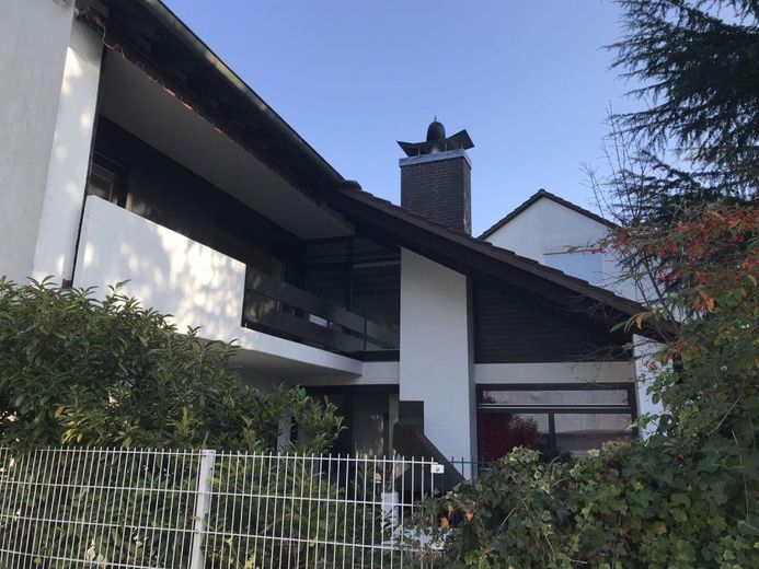 Traumhaftes Zweifamilienhaus mit Garten, Waldblick, Pool, Sauna & Mieteinnahmen – Seitenansicht Haus