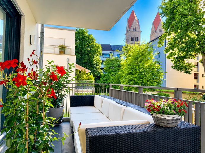 Balkon zum grünen Innenhof 