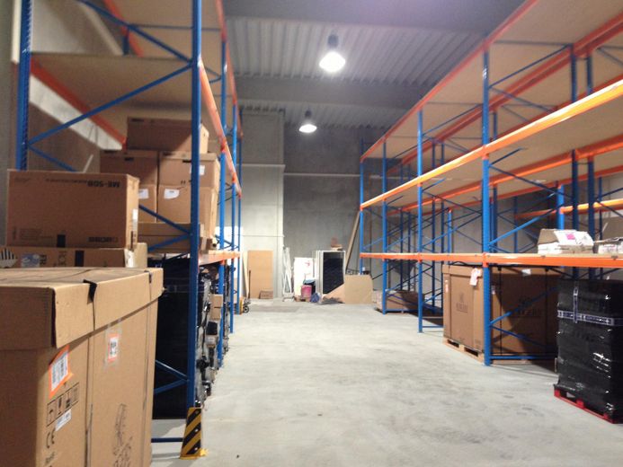 Immobile commerciale polivalente con showroom, capannone e unità abitativa a Heusenstamm – Lagerhalle mit Regalsystem