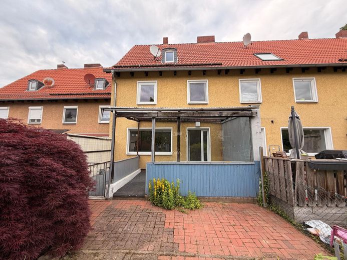 Reihenhaus mit Garten & Dachausbau-Potenzial – 4 Zimmer, provisionsfrei | Goslar - Georgenberg – Haus hinten