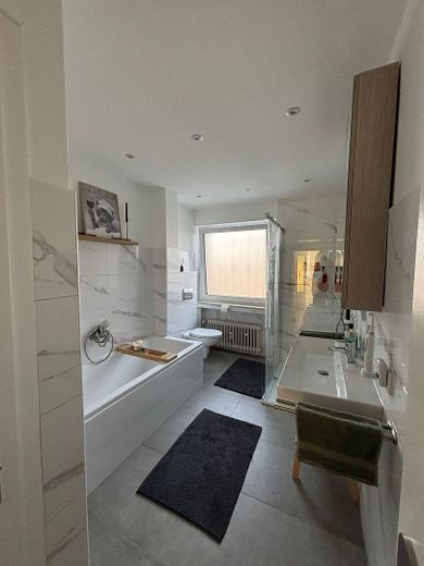 Bad mit Dusche und Badewanne 