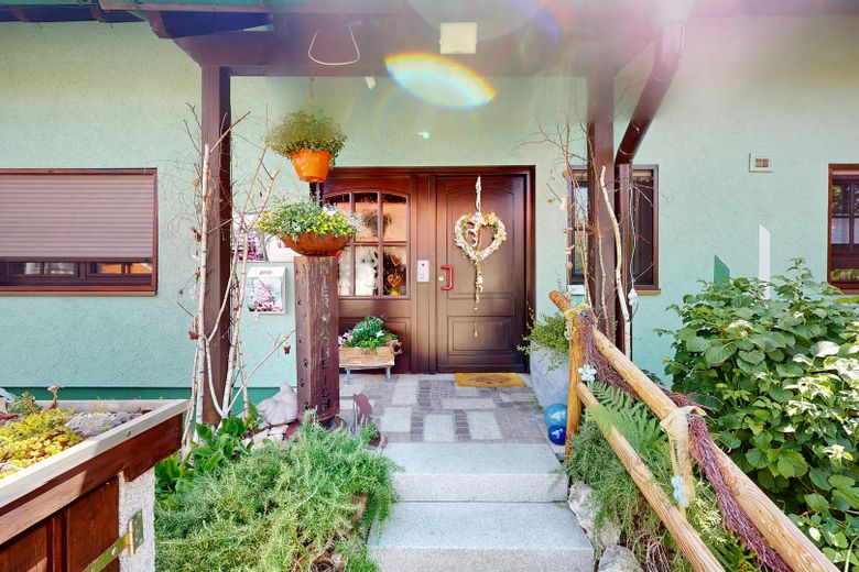 Traumhaus mit Zukunft: Zweifamilienhaus mit Einliegerwohnung, Wärmepumpe & PV-Anlage – Eingang