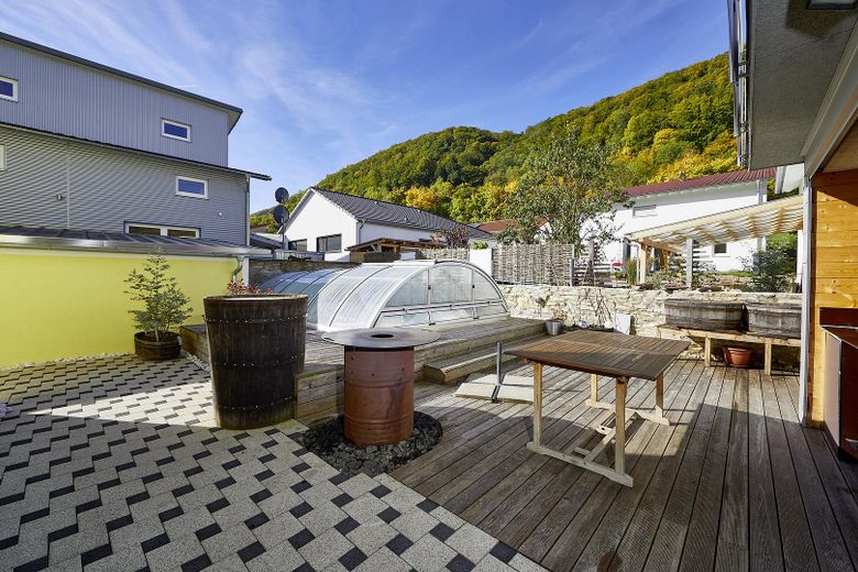 Terasse und Feuertonne