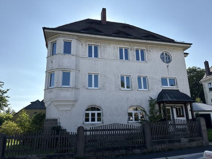 Villa in Kirchenlamitz (Sanierungsgebiet) - Nutzfl. ca. 470 m² - Grst. ca. 1.050 m² - sanierungsbedürftig - Doppelgarage – फोटो 1