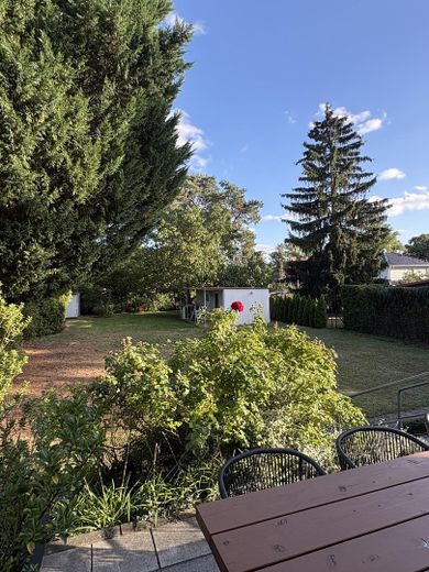 Büyük arsa ve ilave yapılaşma potansiyeline sahip, yeni değerinde müstakil ev – Blick in den Garten