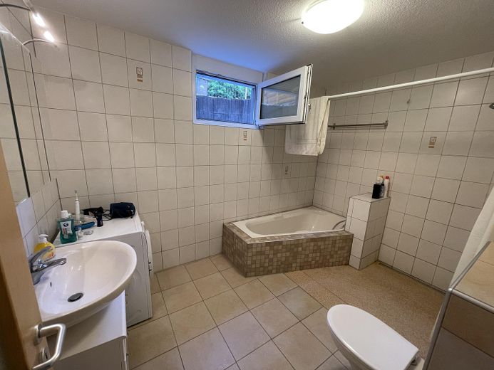 ruhige, helle 2,5 ZKB Souterrain Whg, FBH, voll klimatisiert, Parkplatz, SAT, Gbit Internet/WLAN – Bad