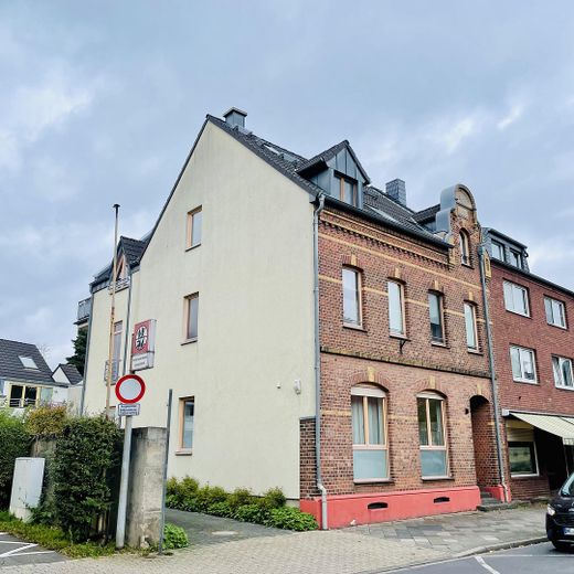 Straßenseite mit Einfahrt